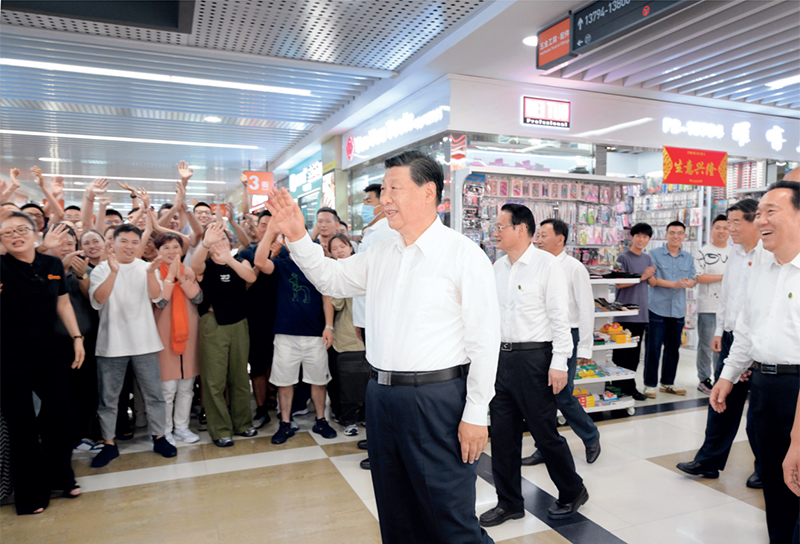 2023年9月20日至21日，中共中央總書記、國家主席、中央軍委主席習(xí)近平在浙江考察。這是20日上午，習(xí)近平在義烏國際商貿(mào)城考察時(shí)，同商戶親切交流。 新華社記者 李學(xué)仁/攝