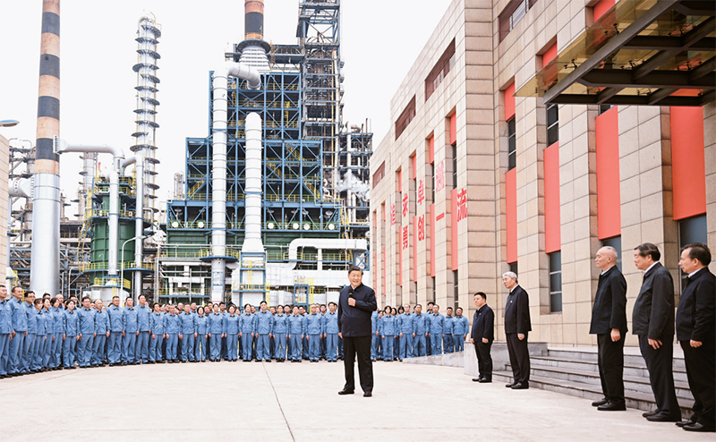 2023年10月10日至13日，中共中央總書記、國家主席、中央軍委主席習(xí)近平在江西考察。這是10日下午，習(xí)近平在中國石化九江分公司考察時(shí)，同企業(yè)員工親切交流。 新華社記者 謝環(huán)馳/攝