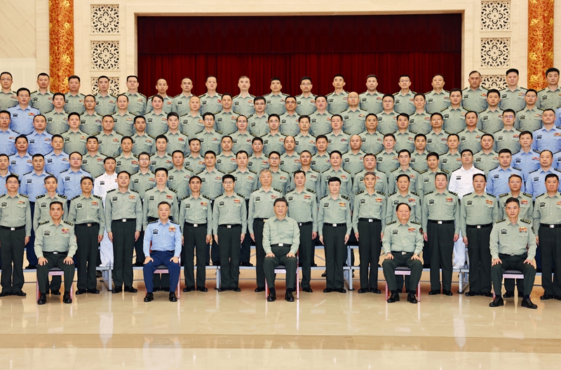 5月22日至24日，中共中央總書記、國家主席、中央軍委主席習(xí)近平在山東考察。這是23日上午，習(xí)近平在濟(jì)南親切接見駐濟(jì)南部隊(duì)上校以上領(lǐng)導(dǎo)干部，代表黨中央和中央軍委向駐濟(jì)南部隊(duì)全體官兵致以誠摯問候。